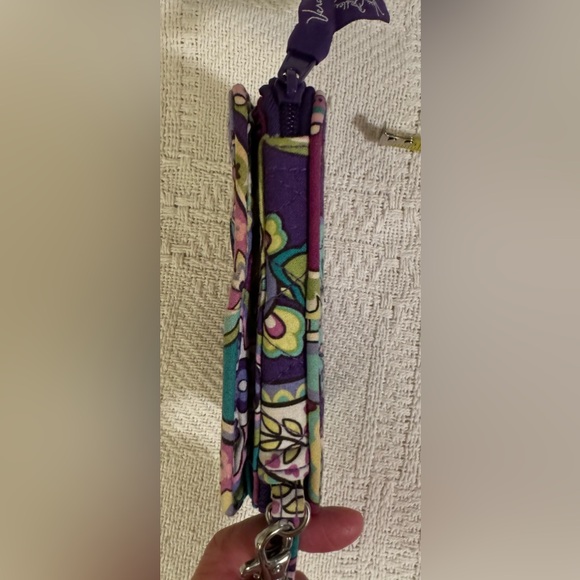 Excellent used condition, Vera Bradley wristlet in a paisley/floral print - Picture 3 of 11